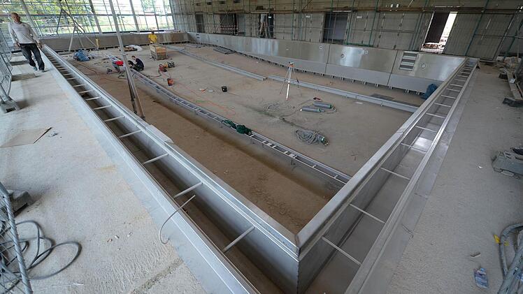 Die Edelstahlwände sind schon fertig: Das Hauptbecken erhält sogar eine Unterwasserbeleuchtung.  Fotos: Ronald Rinklef