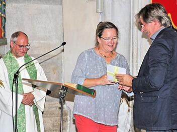 Peter Rottmann (rechts) ist seit 25 Jahren Kantor der Stadtpfarrkirche. Im Gottesdienst dankten ihm Pater Markus Reis OSA und die Vorsitzende des Pfarrgemeinderates, Ulrike Jira. Foto: Dieter Britz