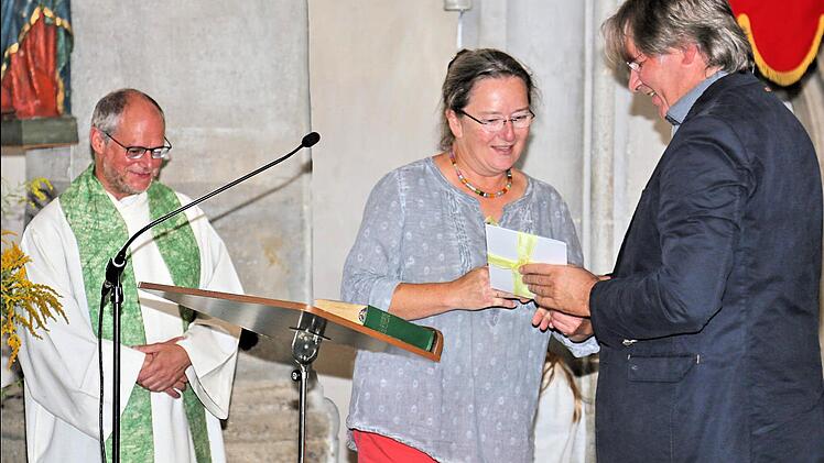 Peter Rottmann (rechts) ist seit 25 Jahren Kantor der Stadtpfarrkirche. Im Gottesdienst dankten ihm Pater Markus Reis OSA und die Vorsitzende des Pfarrgemeinderates, Ulrike Jira. Foto: Dieter Britz