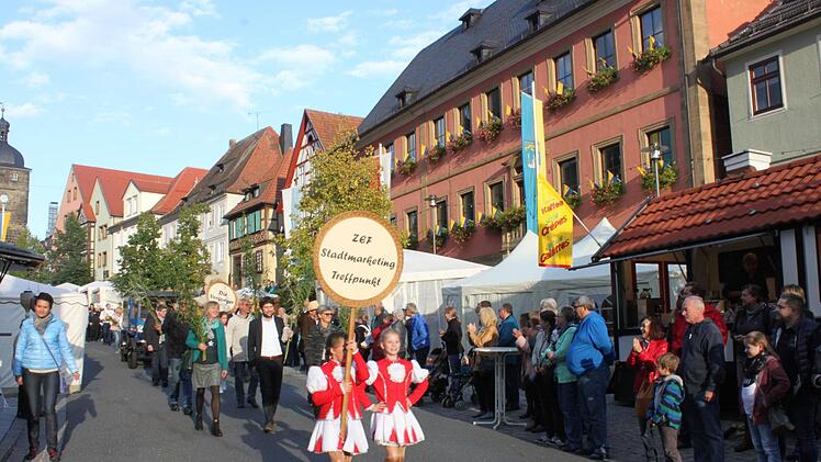 Viele Zuschauer säumten die Straßenränder beim Einzug.Popp
