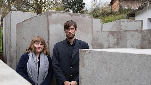 Morius Enden und Jenni Moli, Mitglieder des K&uuml;nstlerkollektivs Zentrum f&uuml;r Politische Sch&ouml;nheit, stehen am 22.11.2017 in Bornhagen im Eichsfeld (Th&uuml;ringen) in einem verkleinerten Nachbau des Berliner Holocaust-Mahnmals in Sichtweite des Grundst&uuml;cks von AfD-Politiker H&ouml;cke. Foto: Swen Pf&ouml;rtner/dpa