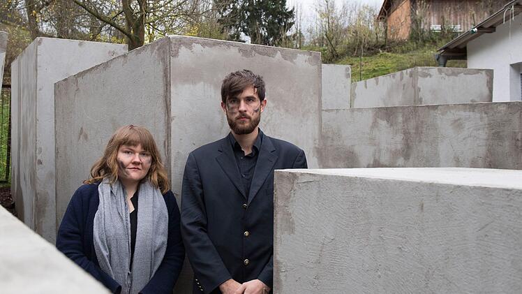 Morius Enden und Jenni Moli, Mitglieder des K&uuml;nstlerkollektivs Zentrum f&uuml;r Politische Sch&ouml;nheit, stehen am 22.11.2017 in Bornhagen im Eichsfeld (Th&uuml;ringen) in einem verkleinerten Nachbau des Berliner Holocaust-Mahnmals in Sichtweite des Grundst&uuml;cks von AfD-Politiker H&ouml;cke. Foto: Swen Pf&ouml;rtner/dpa