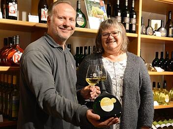 Christiane Schmid und Stephan Merz freuen sich in der Hammelburger Vinothek der GWF über den Landkreisehrenpreis für die Hammelburger Burg Spätlese 2015 von den Saaletalwinzern der GWF. Elisabeth Assmann