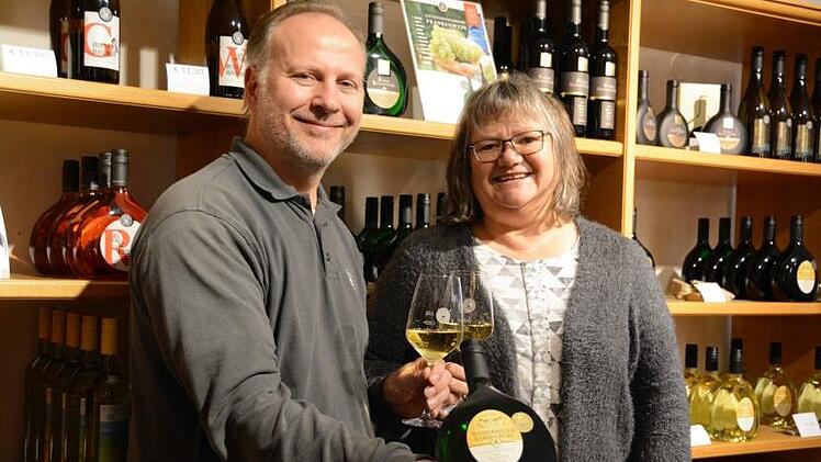 Christiane Schmid und Stephan Merz freuen sich in der Hammelburger Vinothek der GWF über den Landkreisehrenpreis für die Hammelburger Burg Spätlese 2015 von den Saaletalwinzern der GWF. Elisabeth Assmann
