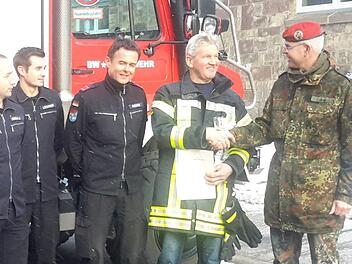 Der dienstälteste Feuerwehrmann des Truppenübungsplatzes Wildflecken, Heinrich Mai (2. von rechts), geht in den Ruhestand. Im Beisein seiner Kameraden wurde der 65-Jährige von Oberstleutnant Roman Jähnel (rechts) und Hauptbrandmeister Frank Kuchler (3. von rechts) offiziell aus dem Berufsleben verabschiedet.Foto: Rolf Pralle