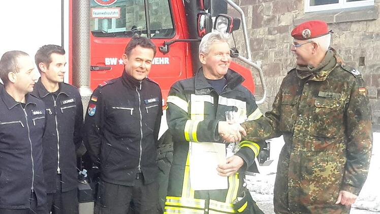 Der dienstälteste Feuerwehrmann des Truppenübungsplatzes Wildflecken, Heinrich Mai (2. von rechts), geht in den Ruhestand. Im Beisein seiner Kameraden wurde der 65-Jährige von Oberstleutnant Roman Jähnel (rechts) und Hauptbrandmeister Frank Kuchler (3. von rechts) offiziell aus dem Berufsleben verabschiedet.Foto: Rolf Pralle