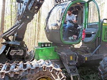 Jonas Schmidt testet die Kabine im Harvester und gewinnt einen Blick auf die Holzernte aus der Sicht des Maschinenführers. Foto: Forstbetrieb
