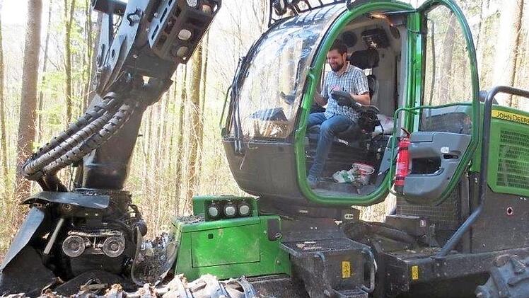 Jonas Schmidt testet die Kabine im Harvester und gewinnt einen Blick auf die Holzernte aus der Sicht des Maschinenführers. Foto: Forstbetrieb