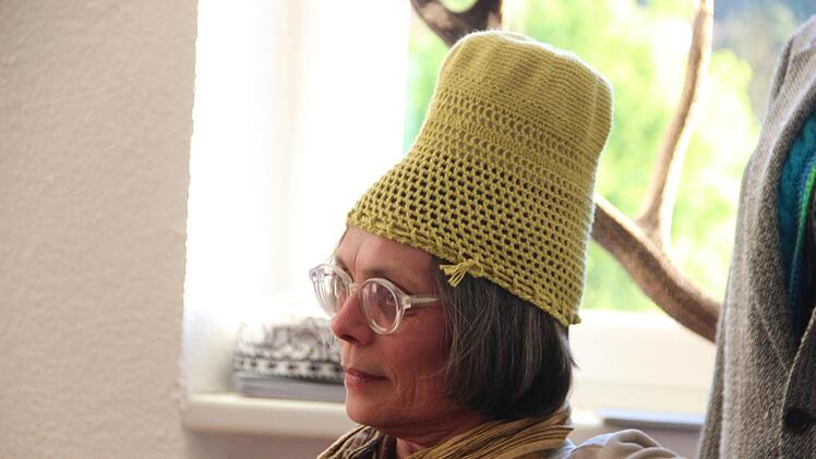 Häkelakademie im Münnerstädter Bahnhof. Der Klorollenhut geht auch als Kopfbedeckung durch.Heike Beudert