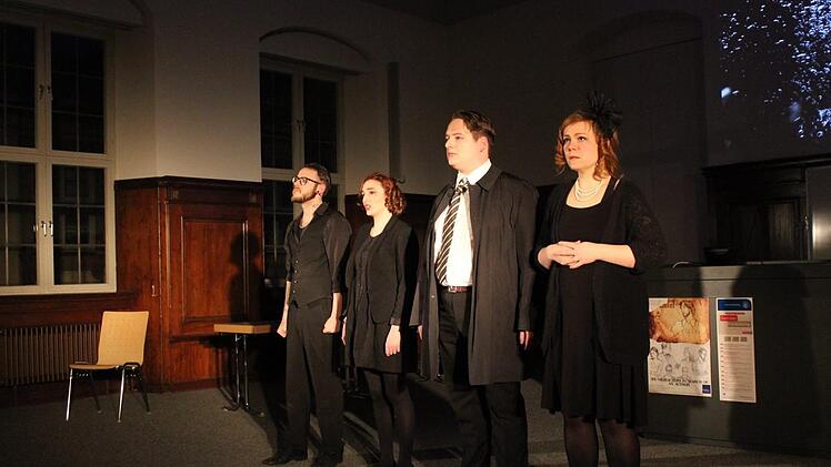Die Bamberg University English Drama Group gibt es mittlerweile seit 35 Jahren - hier eine Szene aus "Six Characters in Search of an Author" (Januar 2017). Foto: BUEDG