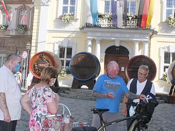 Elisabeth und Daniel Bettge warteten auf Oliver Trelenberg vor dem Rathaus, wollten am liebsten gleich spenden. Doch Bar-Spenden nimmt Oli nicht entgegen, alles muss &uuml;berwiesen werden. Foto: Sonny Adam