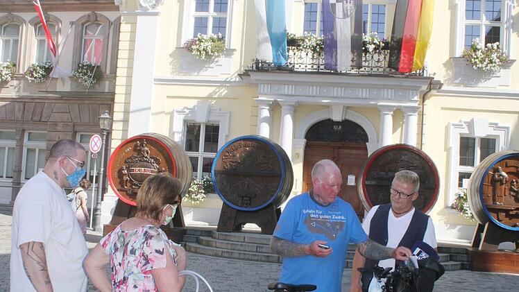 Elisabeth und Daniel Bettge warteten auf Oliver Trelenberg vor dem Rathaus, wollten am liebsten gleich spenden. Doch Bar-Spenden nimmt Oli nicht entgegen, alles muss &uuml;berwiesen werden. Foto: Sonny Adam