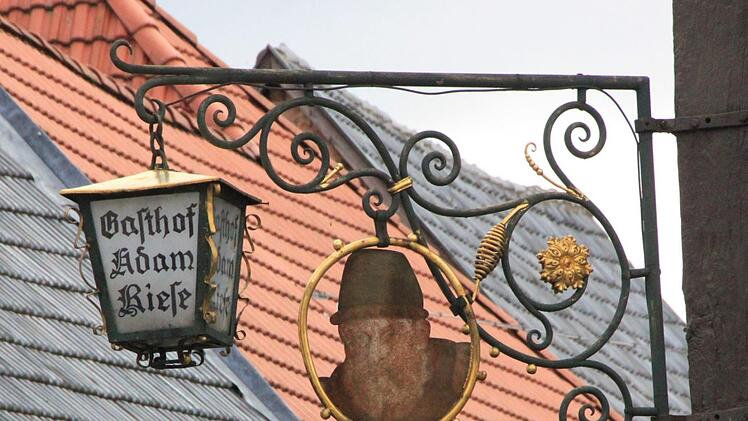 Für das seit einiger Zeit leerstehende Traditionsgasthaus "Adam Riese" am Marktplatz konnte  ein Sanierungskonzept erarbeitet werden. Foto: Matthias Einwag