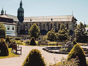 Abteigarten des Klosters Ebrach: Au&szlig;ergew&ouml;hnliche St&uuml;cke gro&szlig;er Komponisten sind am 21. August in der ehemaligen Zisterzienserabtei Ebrach zu h&ouml;ren. Konzertliebhaber k&ouml;nnen mit dem Bus hinfahren.