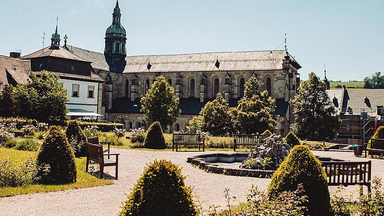Abteigarten des Klosters Ebrach: Au&szlig;ergew&ouml;hnliche St&uuml;cke gro&szlig;er Komponisten sind am 21. August in der ehemaligen Zisterzienserabtei Ebrach zu h&ouml;ren. Konzertliebhaber k&ouml;nnen mit dem Bus hinfahren.