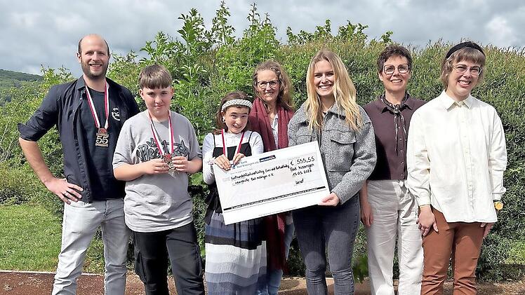 Constantin Kleinhenz, Sch&uuml;lersprecher Adam und Sch&uuml;lersprecherin Emma, Rektorin Carmen Sterzinger, Marina Kiesel, Monika Fella, Elisabeth Fella