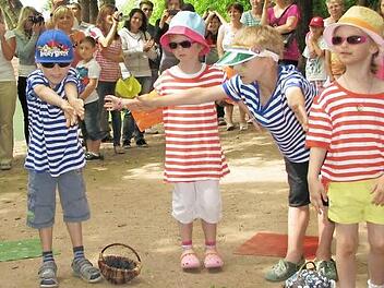 Die Kinder der Käfergruppe hatten am Jubiläumsnachmittag - frei nach Cornela Froboess - ihre Badeklamotten für einen Ausflug an das Strandbad am Berliner Wannsee in den 1950er Jahren eingepackt.  Fotos: Martin Koch