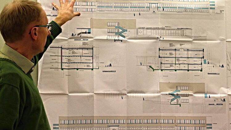 Bauamtsleiter Martin Lang erläutert den Anbau- und Sanierungsplan der Dr.-Ernst-Schmitt-Realschule Ebern.  Foto: Helmut Will