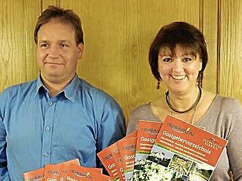 Michael Wirth und Christine Trautner präsentieren das Gastgeberverzeichnis des laufenden Jahres.  Foto: Reinhard Löwisch