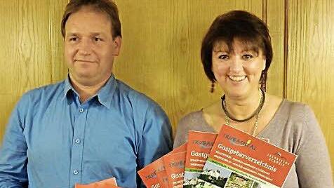 Michael Wirth und Christine Trautner präsentieren das Gastgeberverzeichnis des laufenden Jahres.  Foto: Reinhard Löwisch