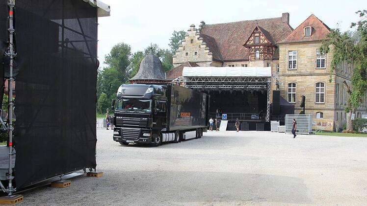Auf die Minute genau fuhren die Sattelschlepper mit der Bandanlage sowie der Bus mit der Crew, die alles aufbaut, im Schlosshof ein.Foto: Ralf Kestel