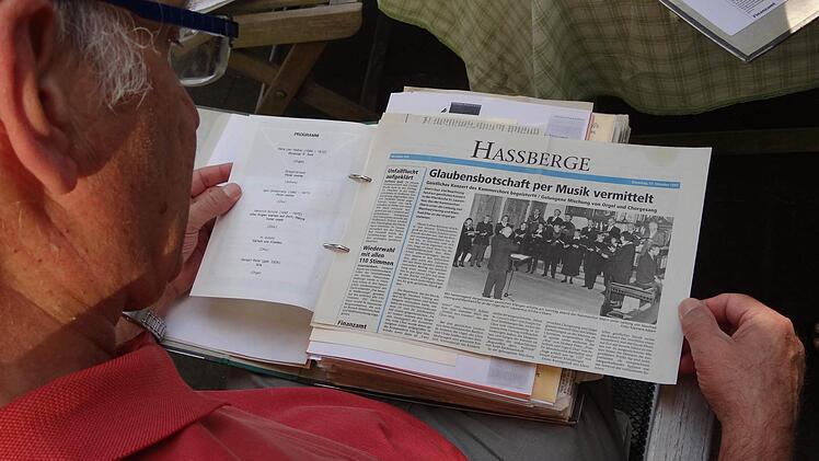 Gerhard Zeidler ist im Eberner Kammerchor von Anfang an dabei; mit seiner Stimme und auch mit der Sammlung sämtlicher Konzertprogramm und Berichte. Mitsamt seinem Archiv kann die Geschichte des Kammerchors bis fast zu den Beginnen zurückverfolgt werden.