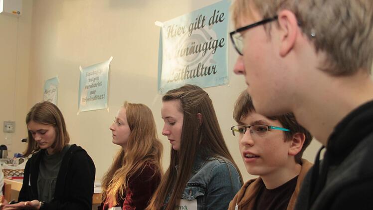 Plakate an den Wänden diskriminieren die Blauäugigen. Die Übungssituation stimmt die Schüler nachdenklich. Foto: Dagmar Besand