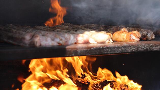 Wer Coburger Bratwurst br&auml;t und verkauft, sollte nicht ausschlie&szlig;lich auf Kiefernzapfen braten, r&auml;t Ralf Luther, Obermeister der Fleischerinnung Coburg. Foto: Simone Bastian