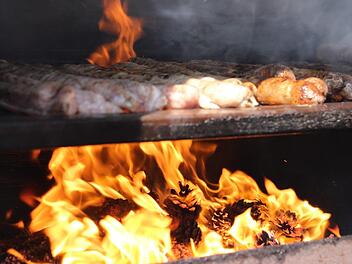 Wer Coburger Bratwurst brät und verkauft, sollte nicht ausschließlich auf Kiefernzapfen braten, rät Ralf Luther, Obermeister der Fleischerinnung Coburg. Foto: Simone Bastian
