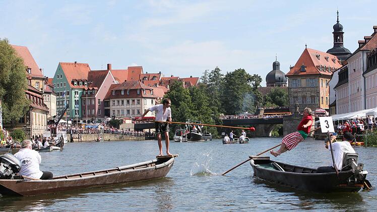Immer ein Höhepunkt der Sandkerwa: das Fischerstechen der Unteren Schiffer- und Fischerzunft auf der Regnitz. Foto: RiegerPress/Archiv