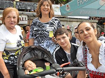 Betty Lehner feierte Kirchweih mit ihrer Familie, die aus Frankreich und Mexiko angereist war. Mittendrin Urenkel Kaycee.  Foto: Bernhard Panzer