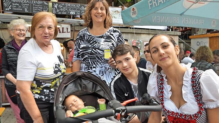 Betty Lehner feierte Kirchweih mit ihrer Familie, die aus Frankreich und Mexiko angereist war. Mittendrin Urenkel Kaycee.  Foto: Bernhard Panzer
