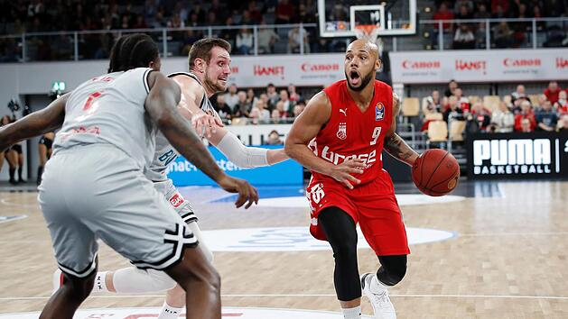 Maurice Stackey (rechts) hat den Korb im Blick, links der W&uuml;rzburger Johannes Richter, vorne dessen Teamkollege Junior Etou. Foto:
