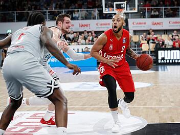 Maurice Stackey (rechts) hat den Korb im Blick, links der Würzburger Johannes Richter, vorne dessen Teamkollege Junior Etou. Foto: