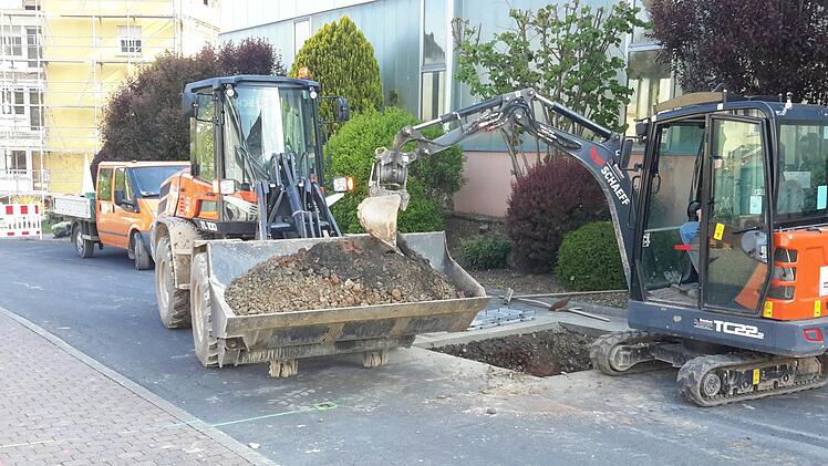 Die ersten Schächte wurden in den vergangenen Tagen ausgebaggert, die Arbeiten für den zweiten Bauabschnitt bei der Kanalsanierung im Bereich Düsseldorfer Straße/Josef-Dörflinger-Straße haben begonnen. Die Maßnahme wird rund eine Million Euro kosten.Rolf Pralle