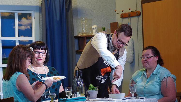 Die humorvolle Verwechslungskomödie "Charleys Tante" hat die Theatergruppe Katzenbach in die World-Wide-Web-Zeit übertragen. Sie hat  eine moderne Slapstick-Komödie insze