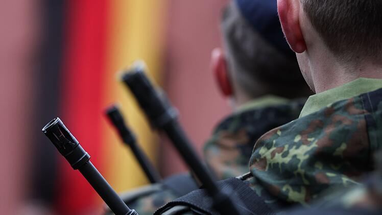 Rekruten beim Gel&ouml;bnis