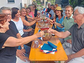 Die Oberreichenbacher feiern stilecht mit Baguette, Wein und der Trikolore. Sandra Buchwald
