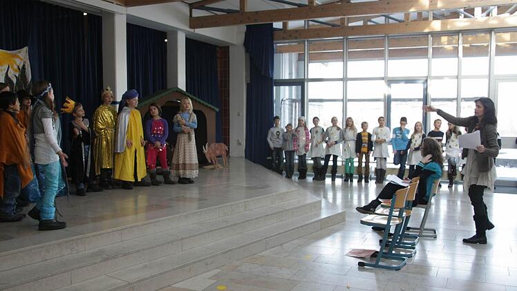 Geübt wurde in der Aula der Röttenbacher Schule, wo auch der Auftritt stattfindet.