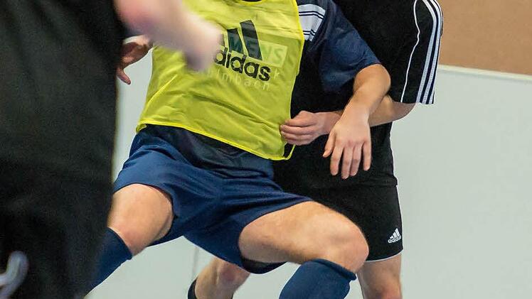 Der Marktleugaster Routinier Stephan Zapf (vorne) schirmt den Ball vor dem Kasendorfer Maximilian Erlmann ab.