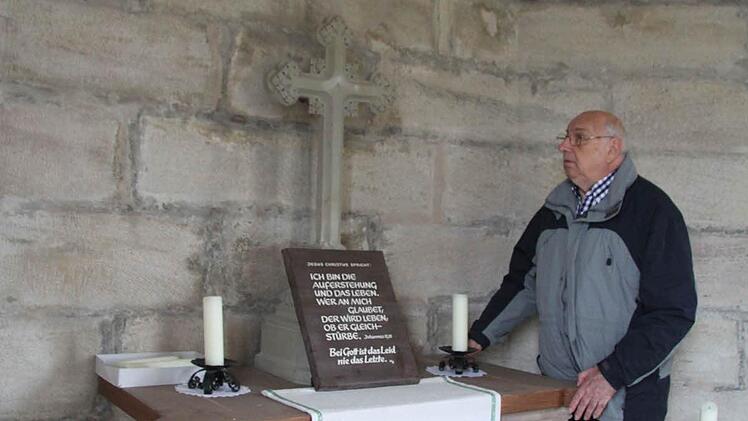 Das Wappen der Lerchenfelds erinnert an die Familientradition, erklärt Heimatforscher Richard Seuß. In der Folgezeit allerdings bestattete die Familie von Lerchenfeld die Verstorbenen nicht mehr auf dem Pressecker Friedhof, sondern im Waldfriedhof in Heinersreuth. Foto: Sonja Adam