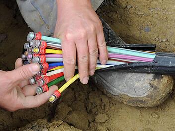 Ein Glasfaser-Kabel besteht aus hauchdünnen Fasern , die in Einzelsträngen laufen.  Foto: Peter Kneffel/dpa