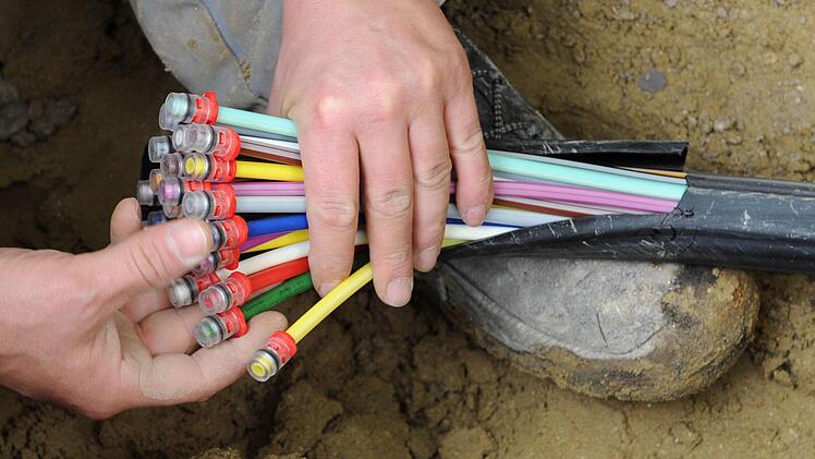 Ein Glasfaser-Kabel besteht aus hauchdünnen Fasern , die in Einzelsträngen laufen.  Foto: Peter Kneffel/dpa