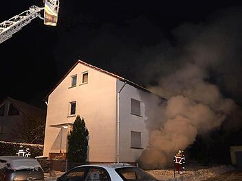 Dichter Qualm drang aus dem Kellergeschoss des Hauses in der Reuthstraße 25 im Lichtenfelser Stadtteil Seubelsdorf. Fotos: Frank Spitzenpfeil