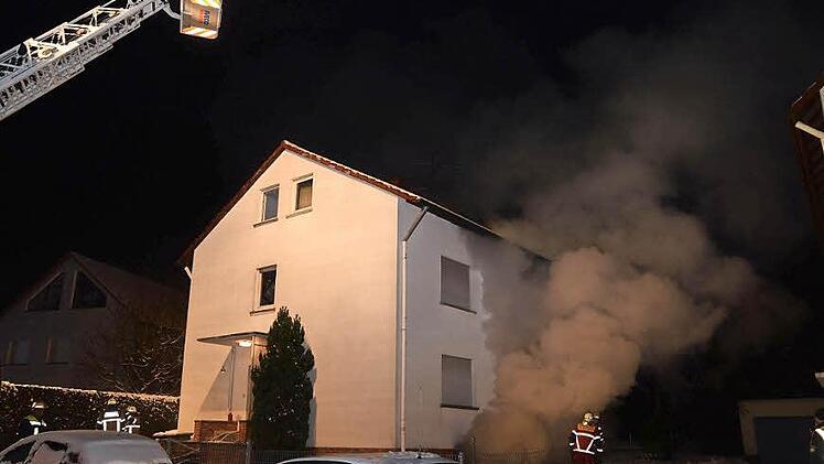 Dichter Qualm drang aus dem Kellergeschoss des Hauses in der Reuthstraße 25 im Lichtenfelser Stadtteil Seubelsdorf. Fotos: Frank Spitzenpfeil