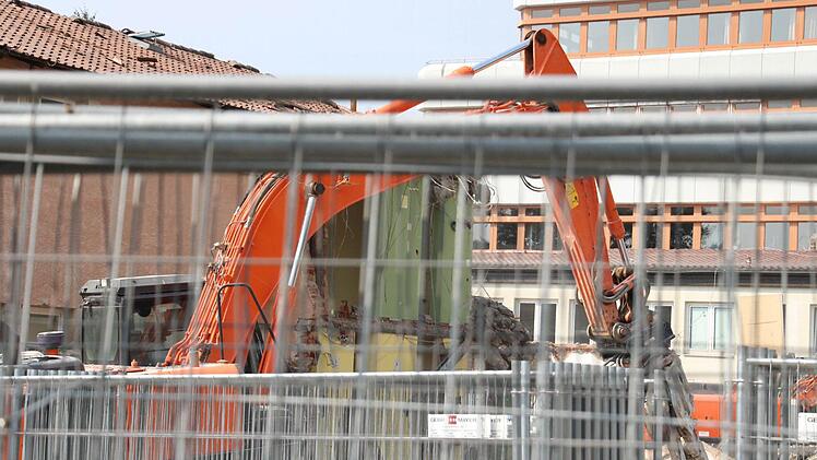Der Abriss der alten Grundschule in der Kerschensteinerstraße in Höchstadt ist eine staubige Angelegenheit. Nachdem das Gebäude verschwunden ist, soll hier eine neue Doppelturnhalle zwischen Ritter-von-Spix-Mittelschule und Gymnasium entstehen. Foto: Christian Bauriedel