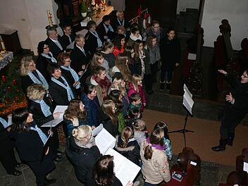 Beim Adventskonzert in der Hausener Pfarrkirche zeigten der Kinderchor, der Jugendchor "Chorisma" und der eigens gegründete Projektchor, dass der Chorgesang in Hausen Zukunft haben kann. Foto: Czelustek