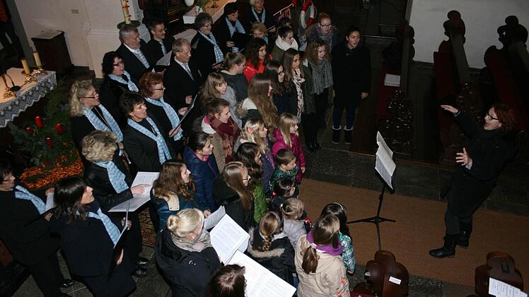 Beim Adventskonzert in der Hausener Pfarrkirche zeigten der Kinderchor, der Jugendchor "Chorisma" und der eigens gegründete Projektchor, dass der Chorgesang in Hausen Zukunft haben kann. Foto: Czelustek