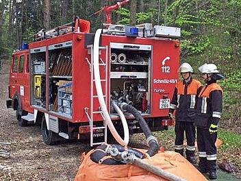 Die Feuerwehr Schmölz hat ihre Aufgaben in den vergangenen 125 Jahren, ob bei Übungen wie hier oder im Einsatz mit Bravour gelöst.  Foto: FFW