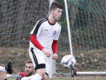Patrick Titzmann, der Sch&uuml;tze des FCE-Tores in R&ouml;llbach Foto: sportpress